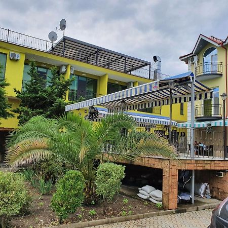 Delta Hotel Уреки Екстериор снимка