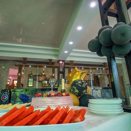 Delta Hotel Уреки Екстериор снимка