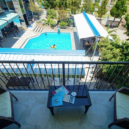 Delta Hotel Уреки Екстериор снимка