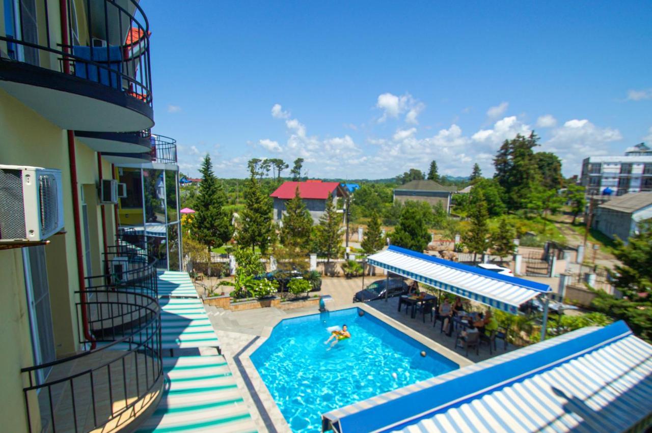 Delta Hotel Уреки Екстериор снимка