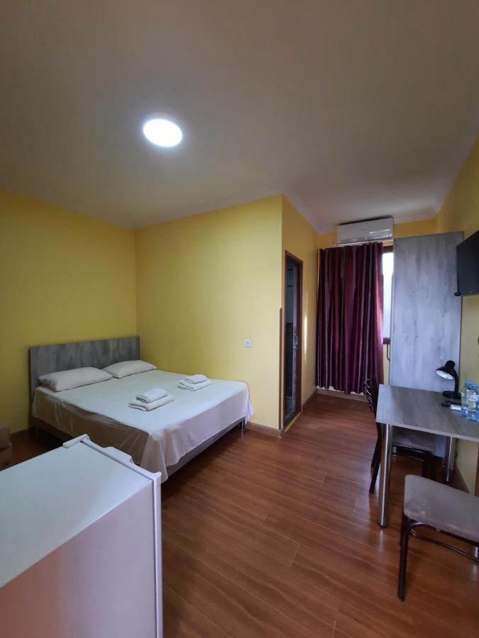 Delta Hotel Уреки Екстериор снимка