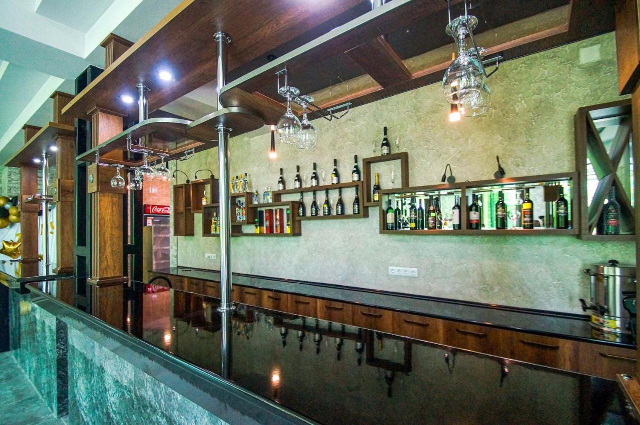 Delta Hotel Уреки Екстериор снимка