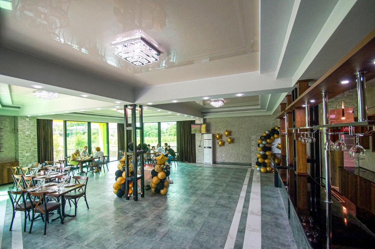 Delta Hotel Уреки Екстериор снимка