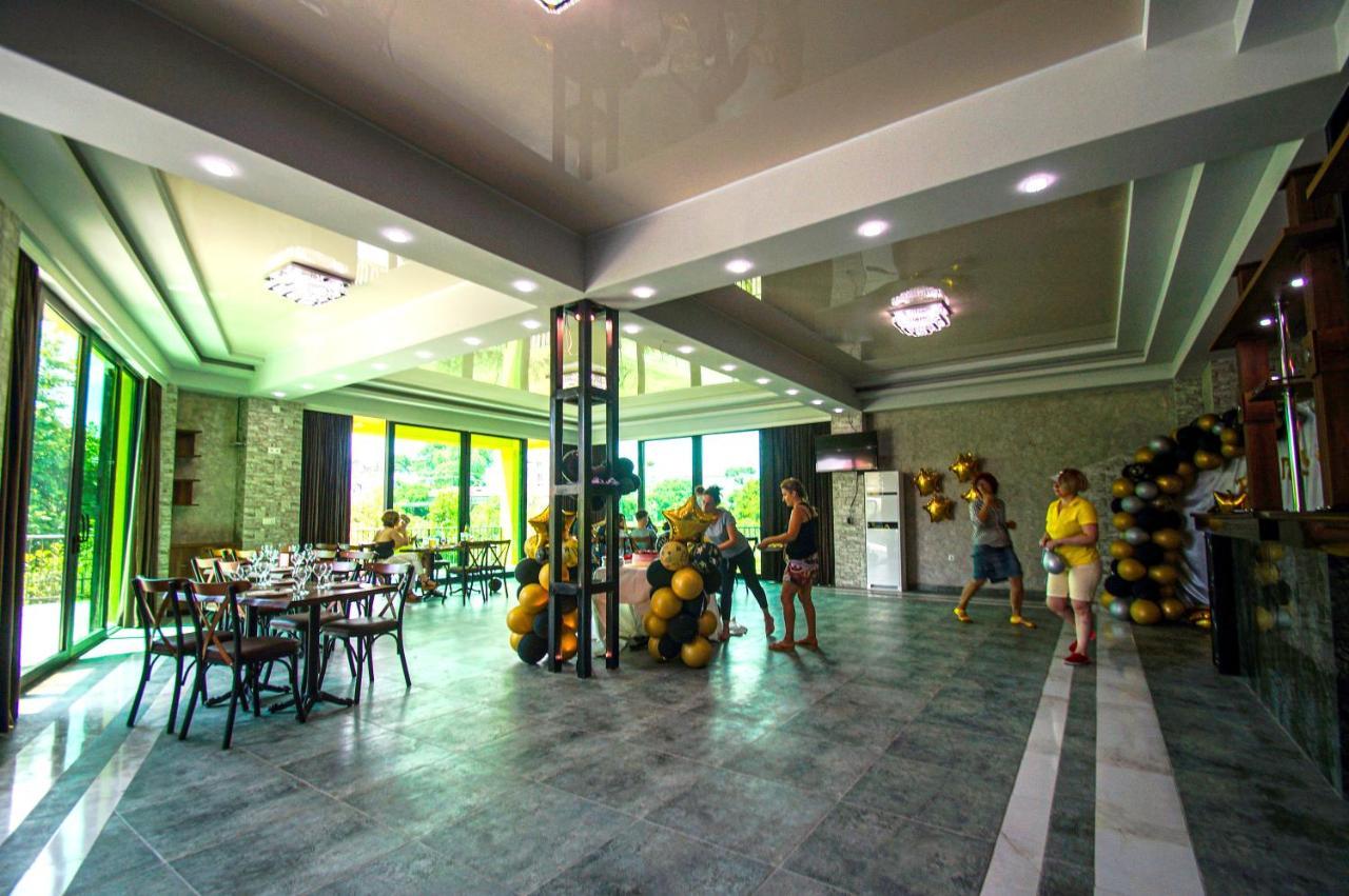 Delta Hotel Уреки Екстериор снимка