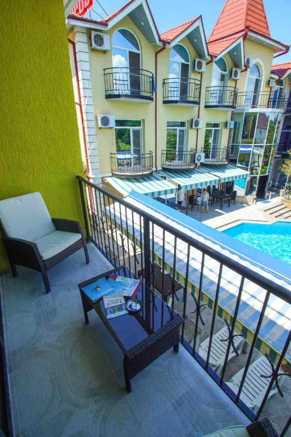 Delta Hotel Уреки Екстериор снимка
