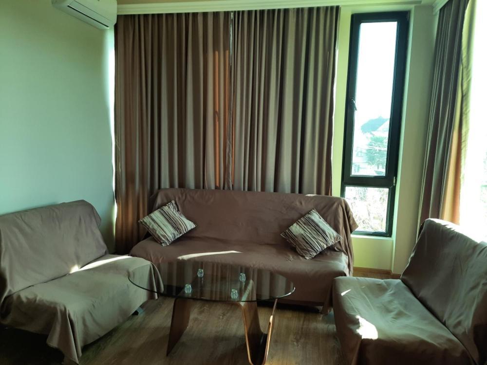 Delta Hotel Уреки Екстериор снимка