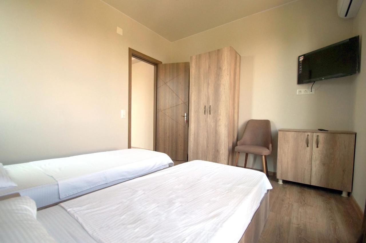 Delta Hotel Уреки Екстериор снимка