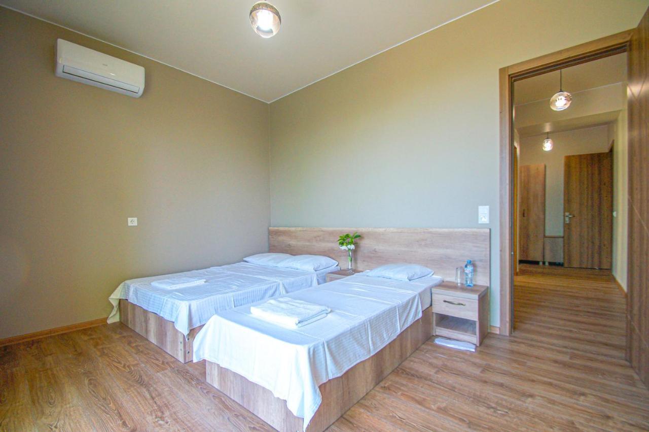 Delta Hotel Уреки Екстериор снимка