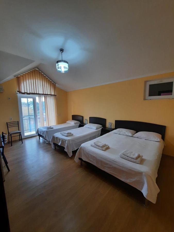 Delta Hotel Уреки Екстериор снимка