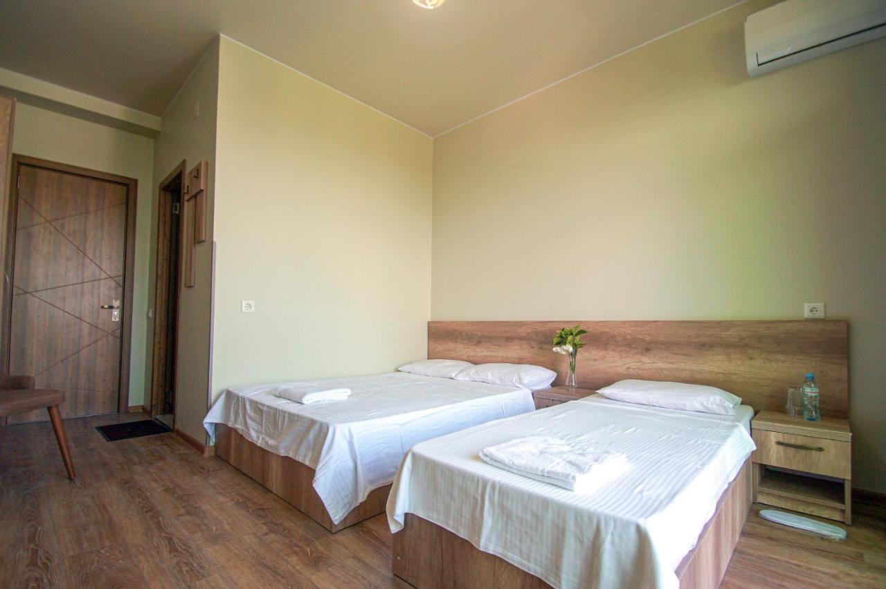 Delta Hotel Уреки Екстериор снимка