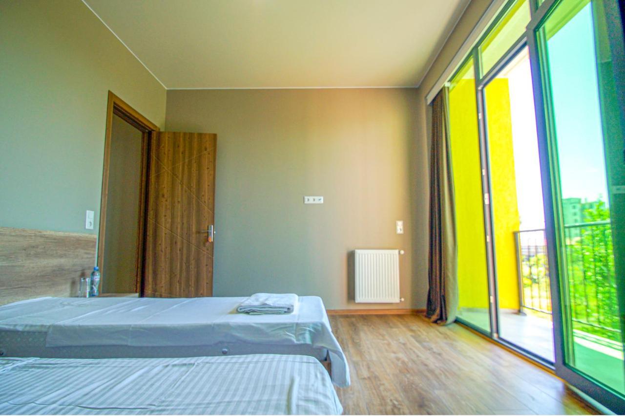 Delta Hotel Уреки Екстериор снимка