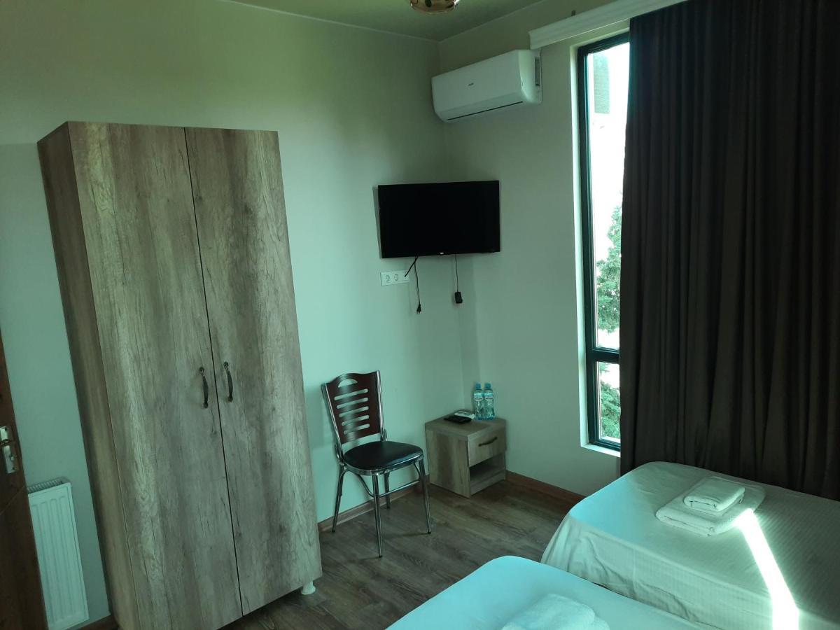Delta Hotel Уреки Екстериор снимка