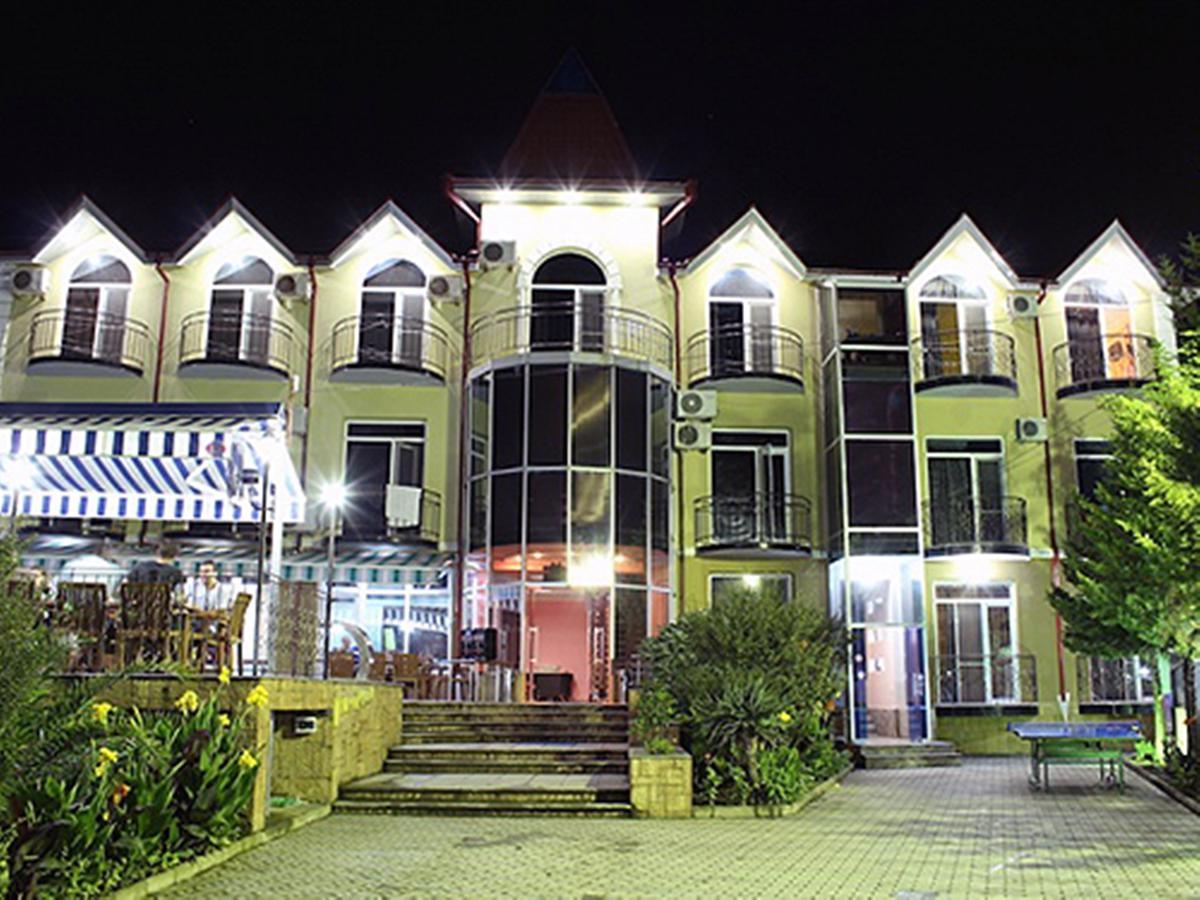 Delta Hotel Уреки Екстериор снимка