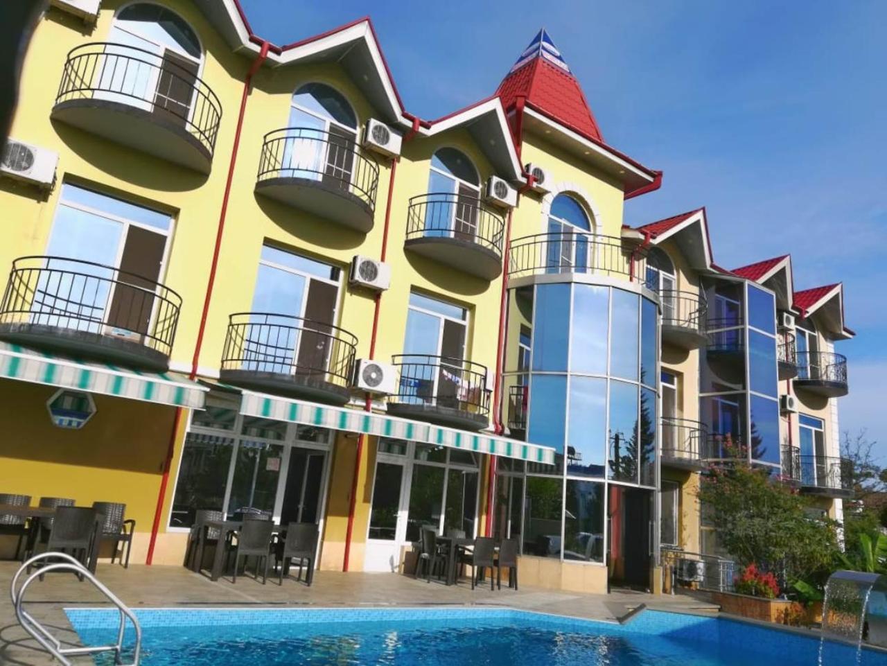 Delta Hotel Уреки Екстериор снимка